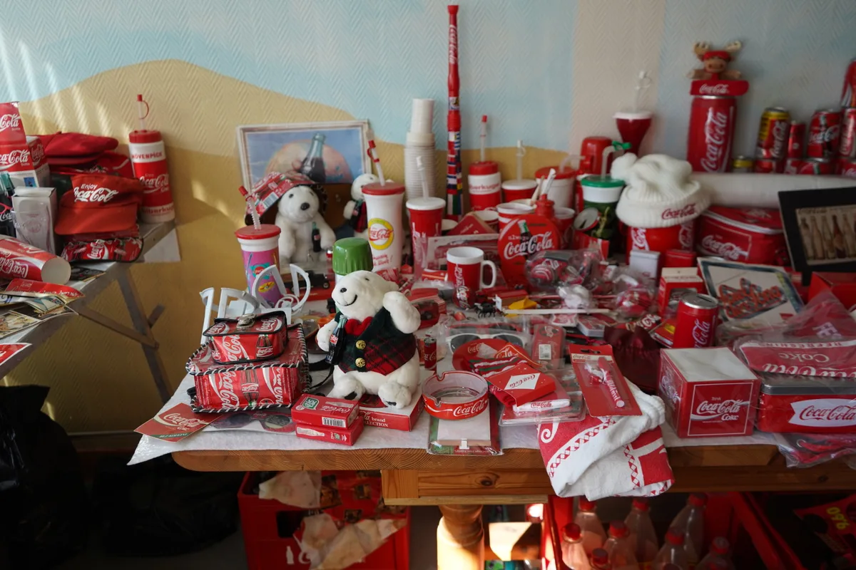 Man sieht Jaussis Coca-Cola Sammlung.